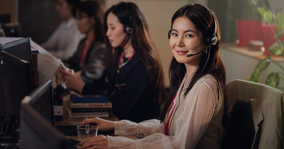 Bayilikte Stoksuz Çalışma: 2026'da Karlı Bir İş Modeli Nasıl Kurulur? - customer service representative smiling while on a headset