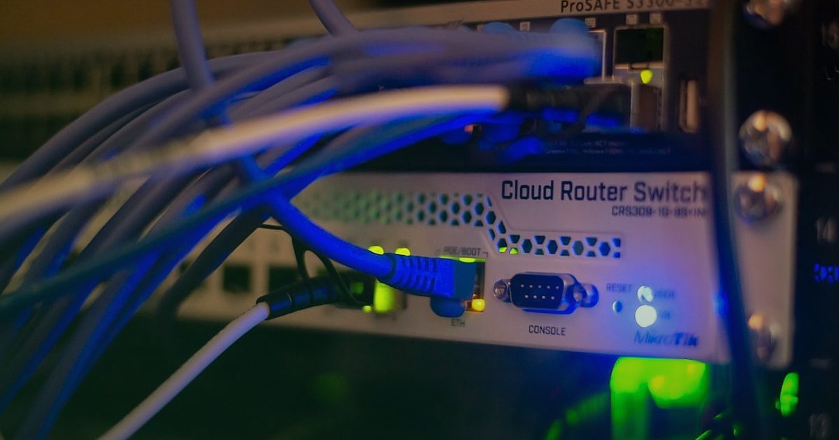 Bayilikte Stoksuz Çalışma: 2026'da Karlı Bir İş Modeli Nasıl Kurulur? - server room with blinking lights and network cables