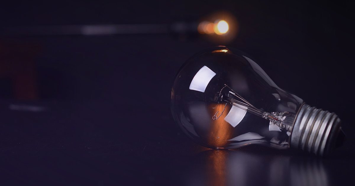 Bayilikte Stoksuz Çalışma: 2026'da Karlı Bir İş Modeli Nasıl Kurulur? - lightbulb icon with gears inside symbolizing innovation