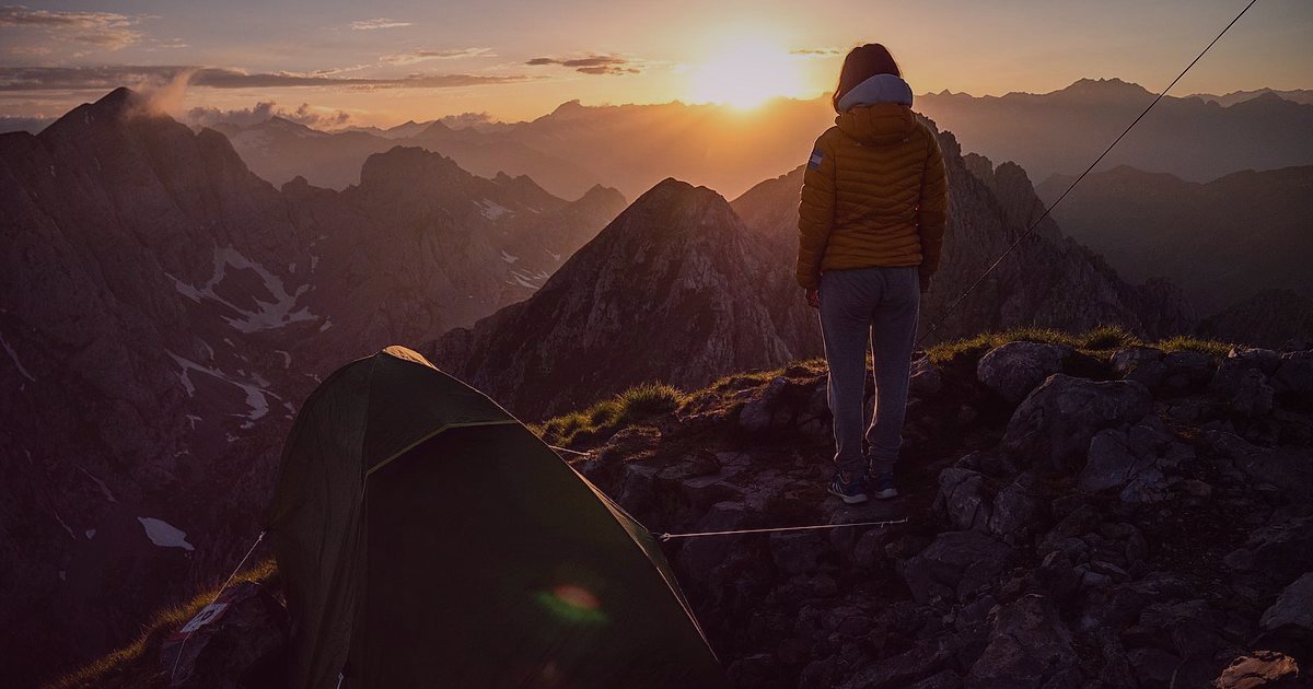 Bayilikte Stoksuz Çalışma: 2026'da Karlı Bir İş Modeli Nasıl Kurulur? - person climbing a mountain peak towards a rising sun