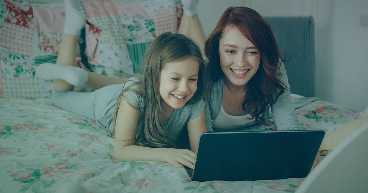 Bebek Ayakkabısı Listelemelerinde Zirveye Oynayın: 2026 SEO Rehberi - young mother searching baby shoes online laptop