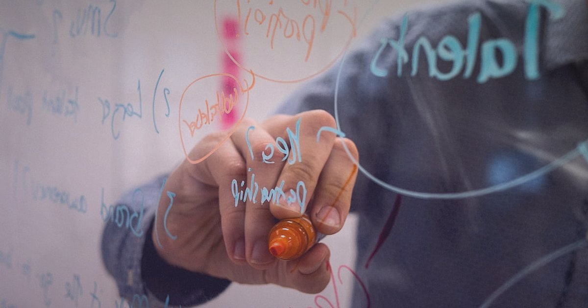 Bebek Ayakkabısı Listelemelerinde Zirveye Oynayın: 2026 SEO Rehberi - creative product title writing brainstorming whiteboard
