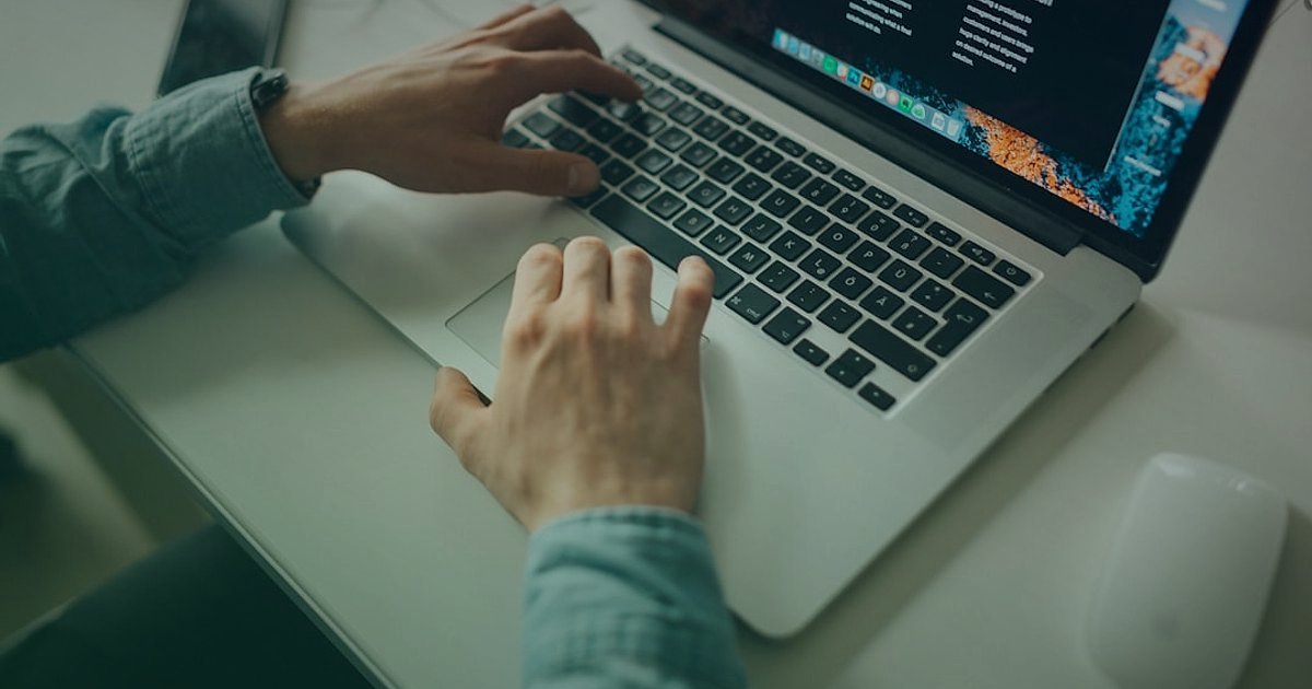Bebek Ayakkabısı Listelemelerinde Zirveye Oynayın: 2026 SEO Rehberi - seo specialist optimizing meta descriptions laptop screen