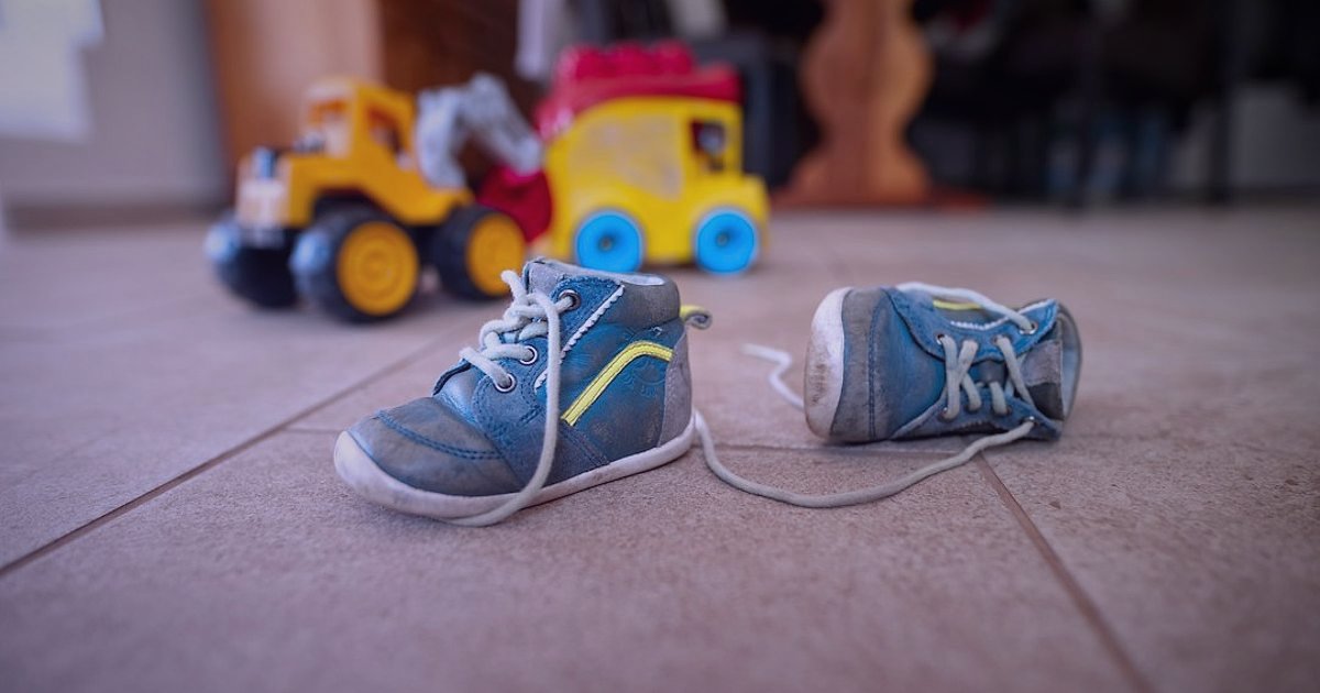 Bebek Ayakkabısı Listelemelerinde Zirveye Oynayın: 2026 SEO Rehberi - parent shopping baby shoes mobile phone app