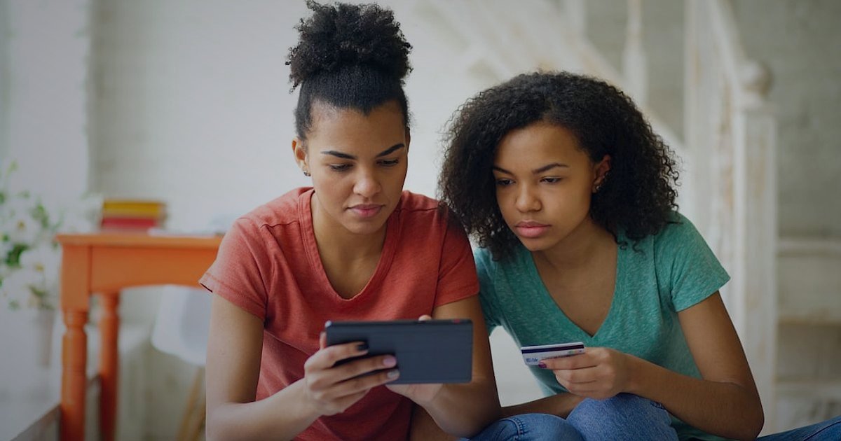 Bebek & Çocuk Ürünleri 2026: Kâr Marjı ve Fiyatlandırma Stratejileri - diverse group of parents browsing online store mobile app
