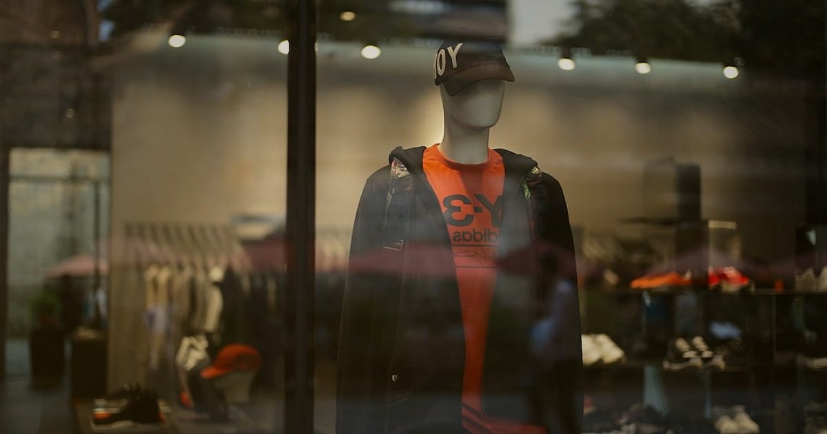 Bebek & Çocuk Ürünleri 2026: Kâr Marjı ve Fiyatlandırma Stratejileri - neon price tags hanging in a modern retail display