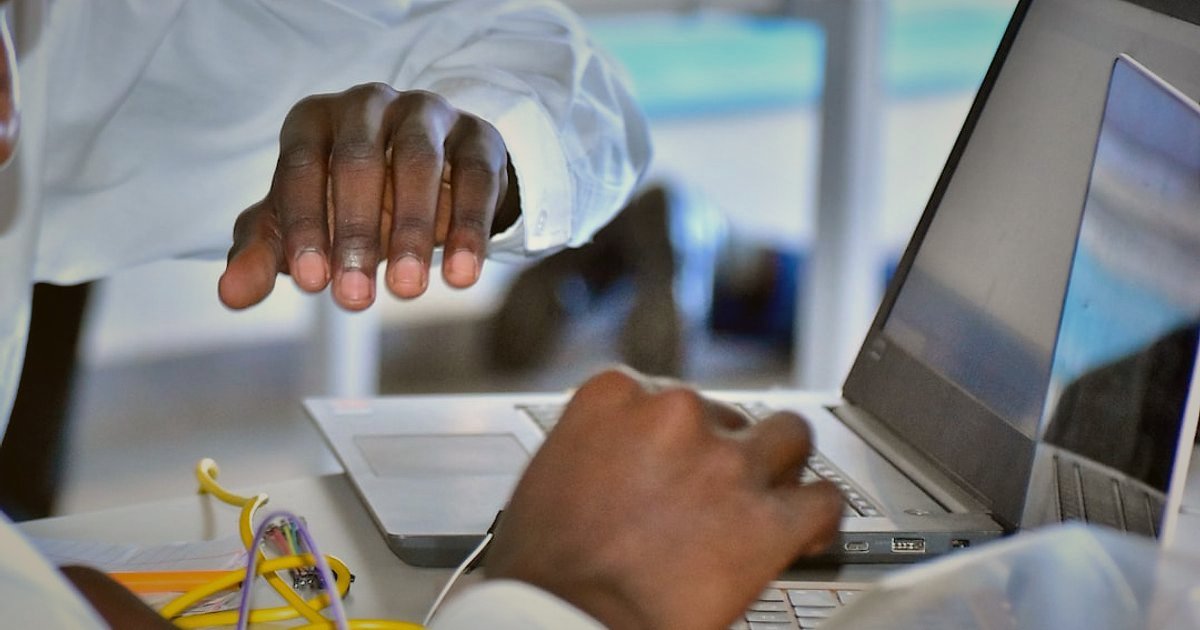 Bebek Şapka & Bere Gönderilerinde Kusursuzluk: 2026'da Kargo ve Paketleme Sırları - two business people shaking hands in front of a laptop showing shipping logistics software