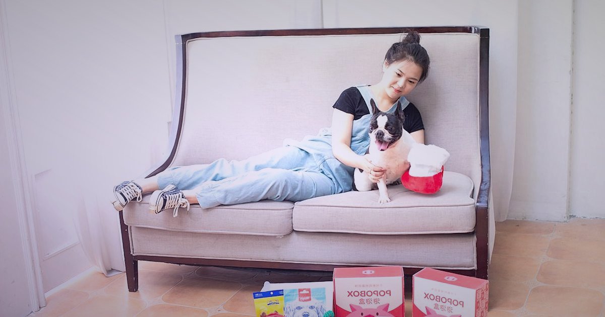 Bebek Şapka & Bere Gönderilerinde Kusursuzluk: 2026'da Kargo ve Paketleme Sırları - happy young mother opening a package with baby clothes, baby in her arms smiling