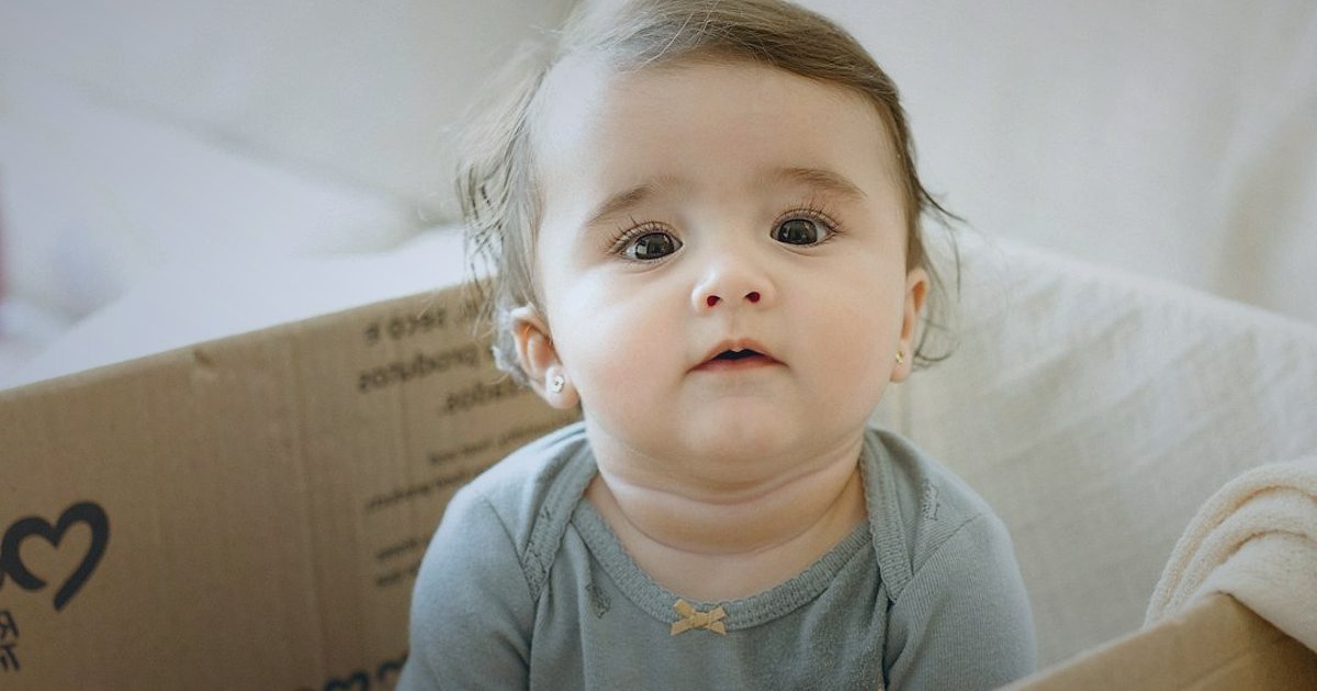 Bebek Şapka & Bere Gönderilerinde Kusursuzluk: 2026'da Kargo ve Paketleme Sırları - customer service agent assisting a parent with a return package of baby clothing