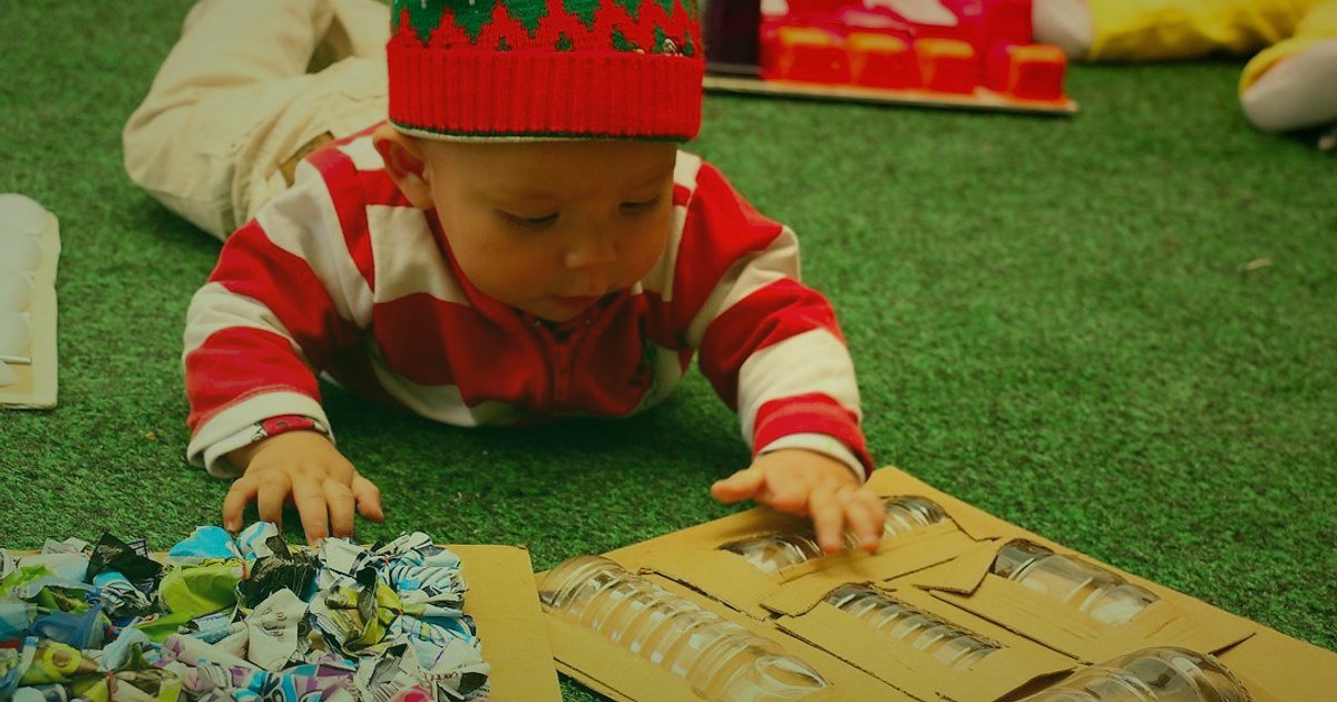 Bebek Şapka & Bere Gönderilerinde Kusursuzluk: 2026'da Kargo ve Paketleme Sırları - a calendar showing seasonal peaks for baby hat sales, with shipping boxes in the background