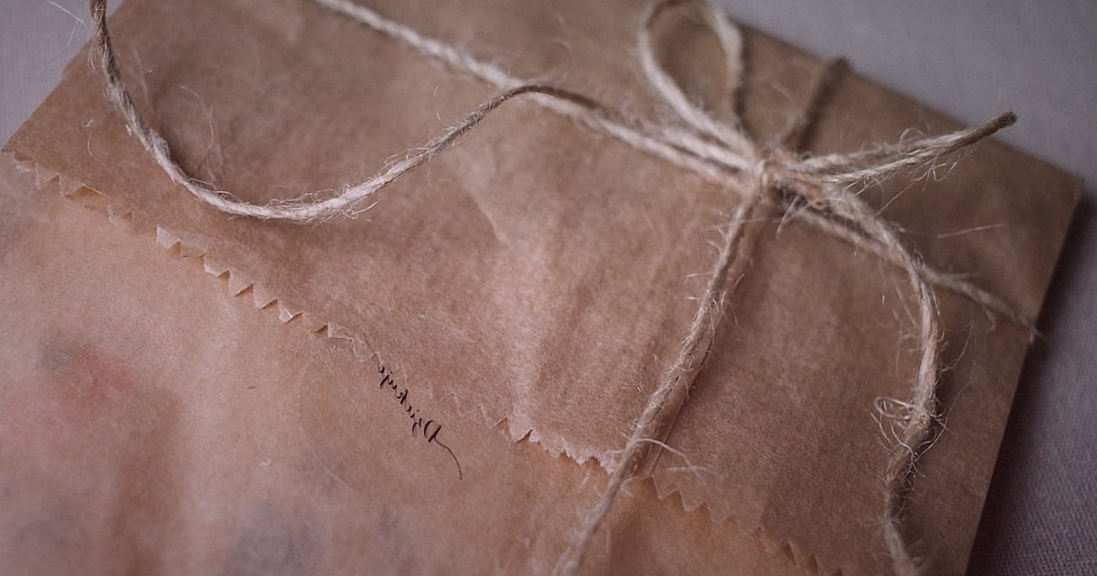 Bebek Şapka & Bere Gönderilerinde Kusursuzluk: 2026'da Kargo ve Paketleme Sırları - eco-friendly packaging materials like recycled cardboard and biodegradable mailers next to a baby hat