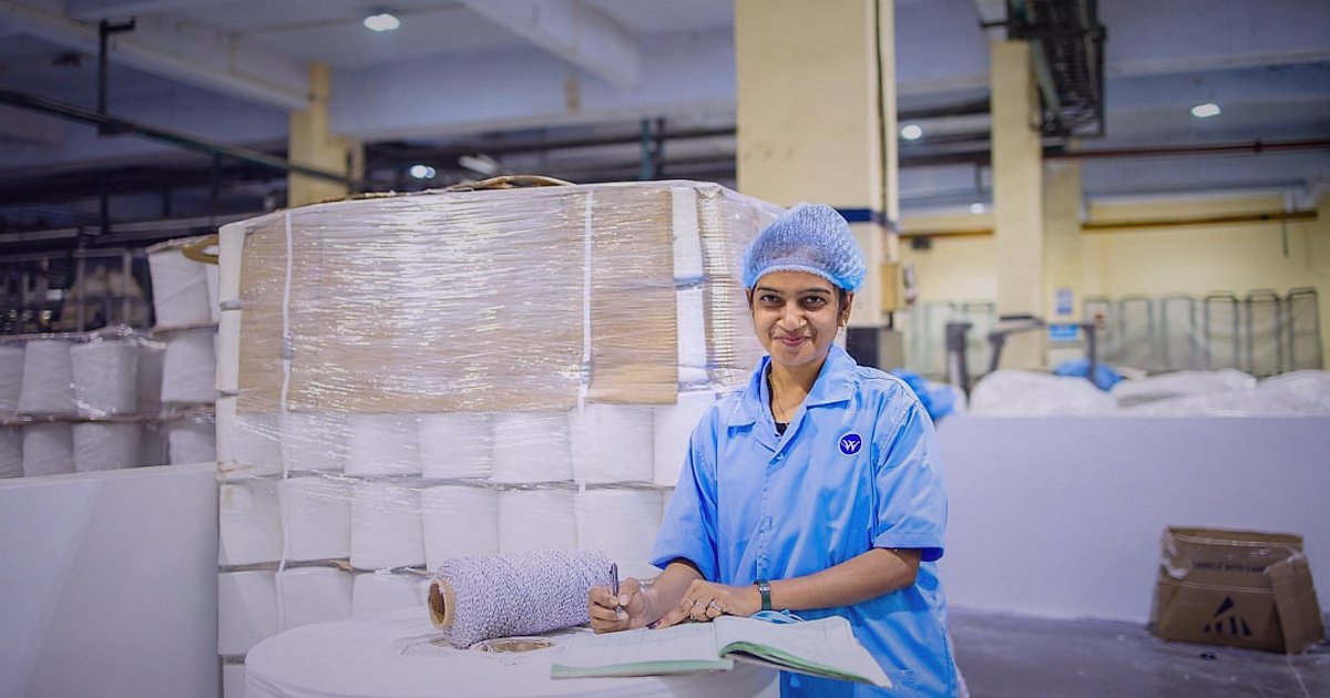Beyaz Etiket Ürün Satışı 2026: Private Label ile Kendi Markanı Yarat! - close-up of quality control inspector examining manufactured goods