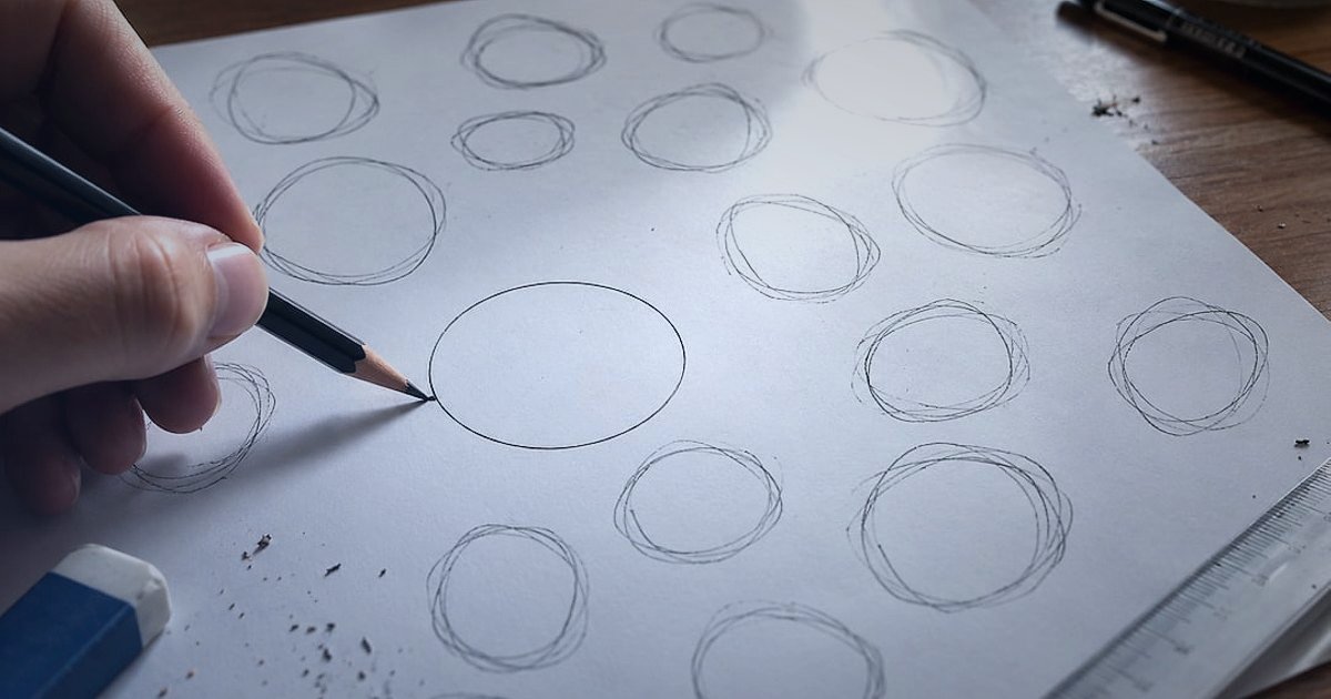 Beyaz Etiket Ürün Satışı 2026: Private Label ile Kendi Markanı Yarat! - minimalist product packaging design sketches on a wooden desk