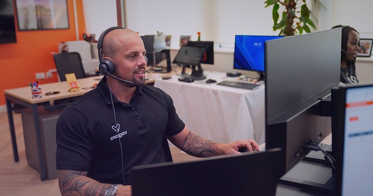 Beyaz Etiket Ürün Satışı 2026: Private Label ile Kendi Markanı Yarat! - customer support agent smiling while talking on headset