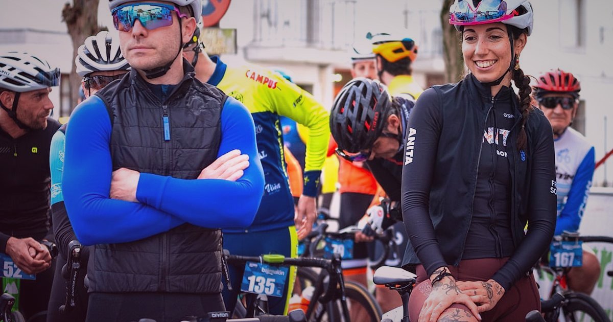Bisiklet Kaskı SEO: Satışları Artıran Başlık ve Açıklama Sırları (2026) - diverse group of cyclists of varying ages and genders posing with their helmets