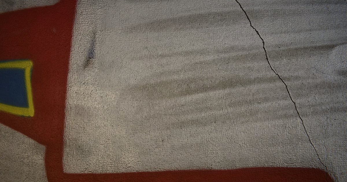 Bornoz İade Süreçleri: 2026'da Müşteri Memnuniyeti ve Kâr Optimizasyonu - close-up of fabric defect on a white bathrobe