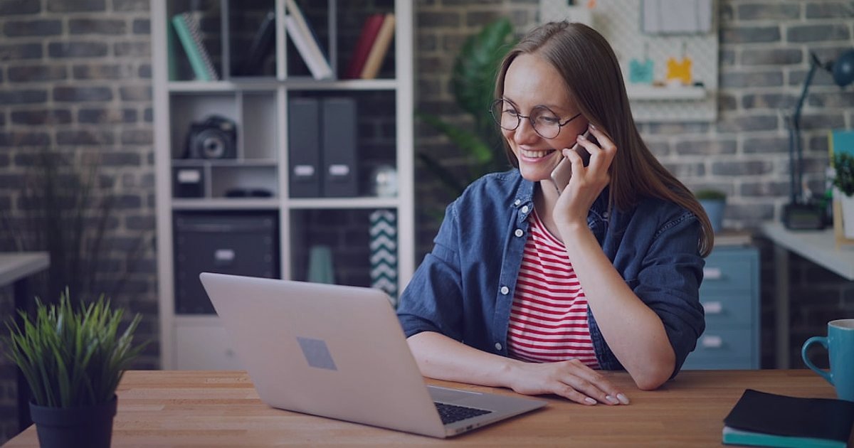 Bornoz İade Süreçleri: 2026'da Müşteri Memnuniyeti ve Kâr Optimizasyonu - customer service representative on phone smiling at desk