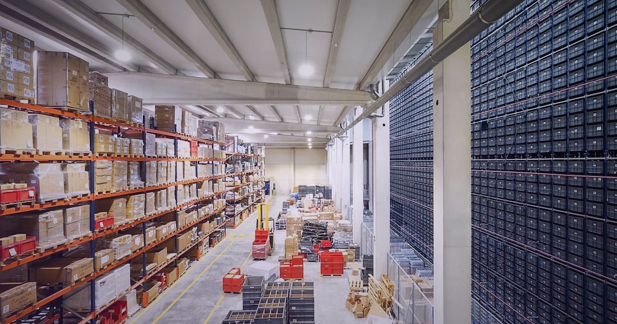 Bornoz İade Süreçleri: 2026'da Müşteri Memnuniyeti ve Kâr Optimizasyonu - delivery truck in a warehouse with organized packages