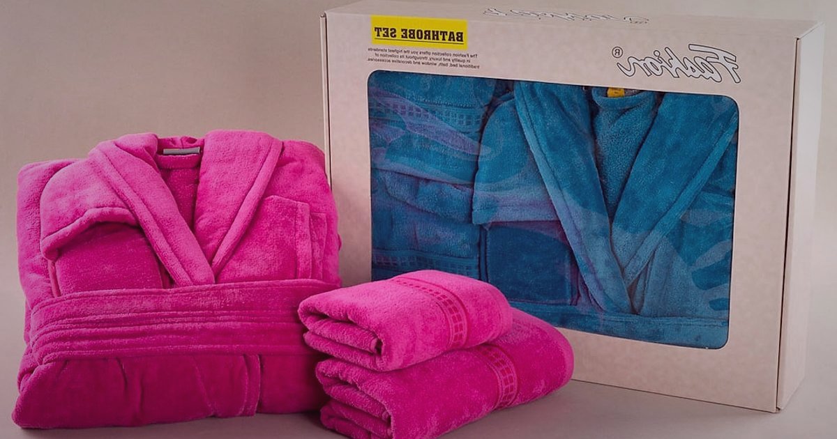 Bornoz İade Süreçleri: 2026'da Müşteri Memnuniyeti ve Kâr Optimizasyonu - happy customer receiving a neatly packaged bathrobe
