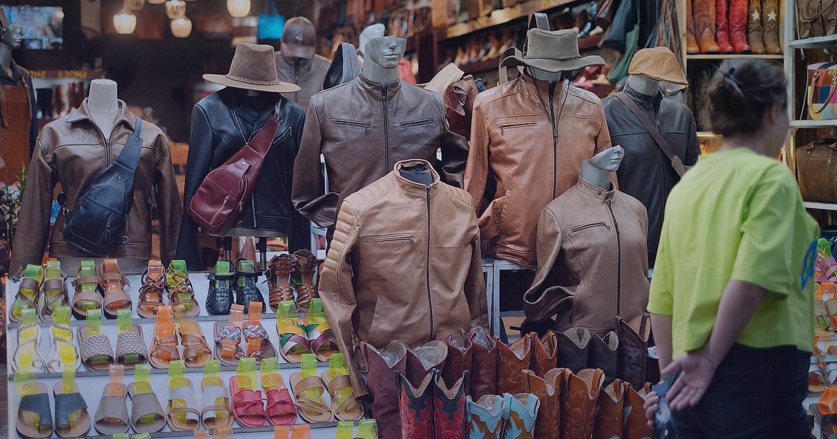 Bot Satışında Stok Yönetimi: 2026'da Tükenme Riskini Sıfırlayın, Sürekliliği Yakalayın - male boots display retail shop window