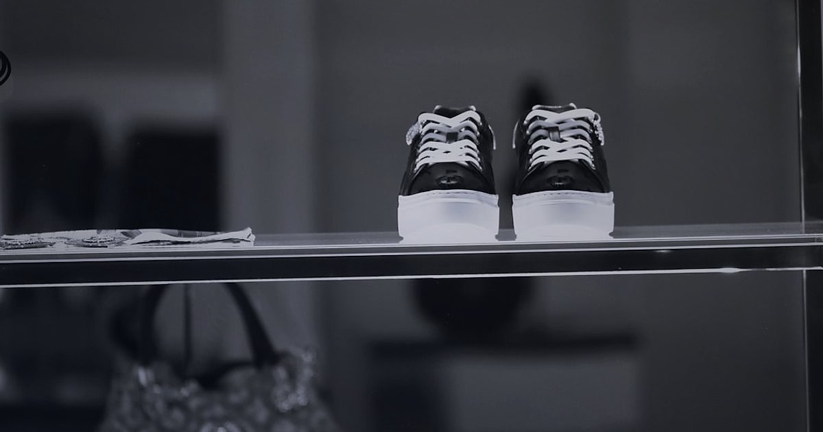 Bot Satışında Stok Yönetimi: 2026'da Tükenme Riskini Sıfırlayın, Sürekliliği Yakalayın - empty shoe shelves in a modern boutique