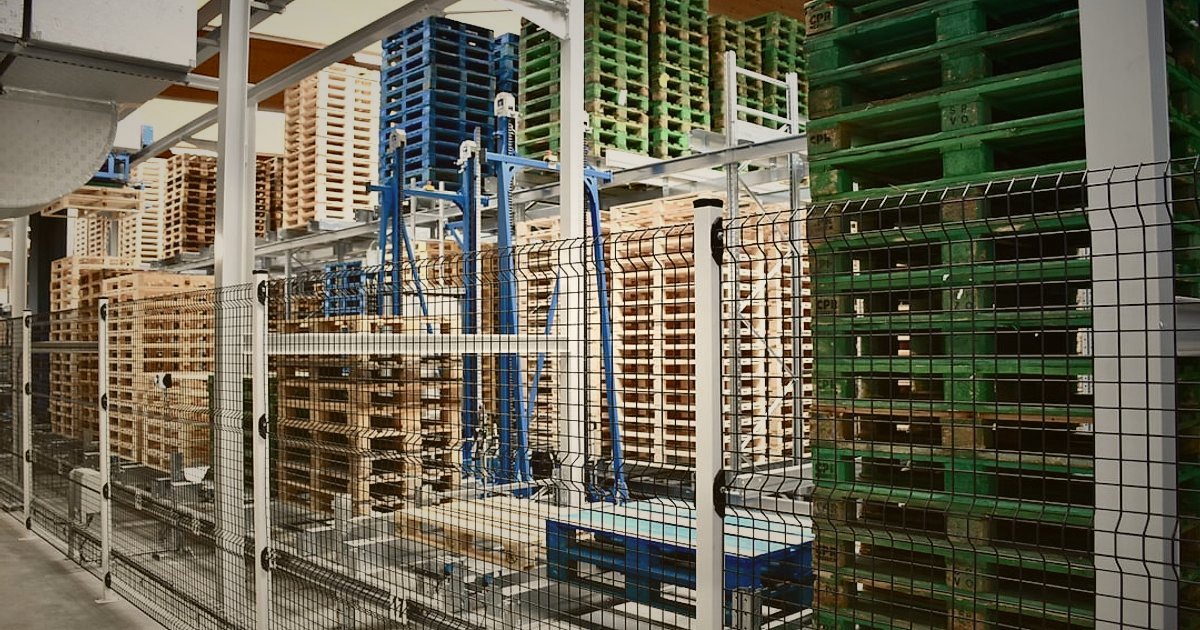 Bot Satışında Stok Yönetimi: 2026'da Tükenme Riskini Sıfırlayın, Sürekliliği Yakalayın - robot arm organizing shoes in automated warehouse