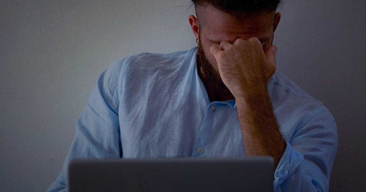 Bot Satışında Stok Yönetimi: 2026'da Tükenme Riskini Sıfırlayın, Sürekliliği Yakalayın - worried businessman looking at laptop screen crisis