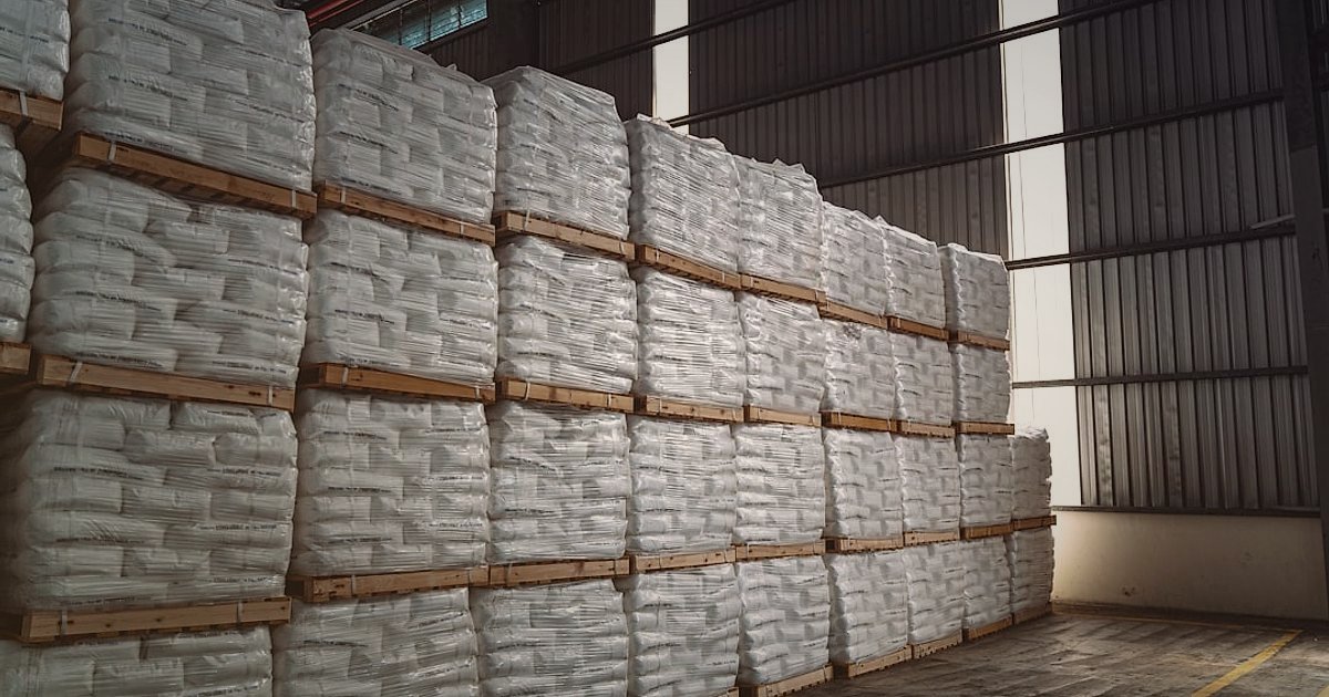 Çarşaf Satışında Başlangıç Hataları: 2026'da Karlı Bir E-Ticaret İçin Kritik İpuçları - neatly stacked piles of white and beige bed sheets in a clean, organized warehouse