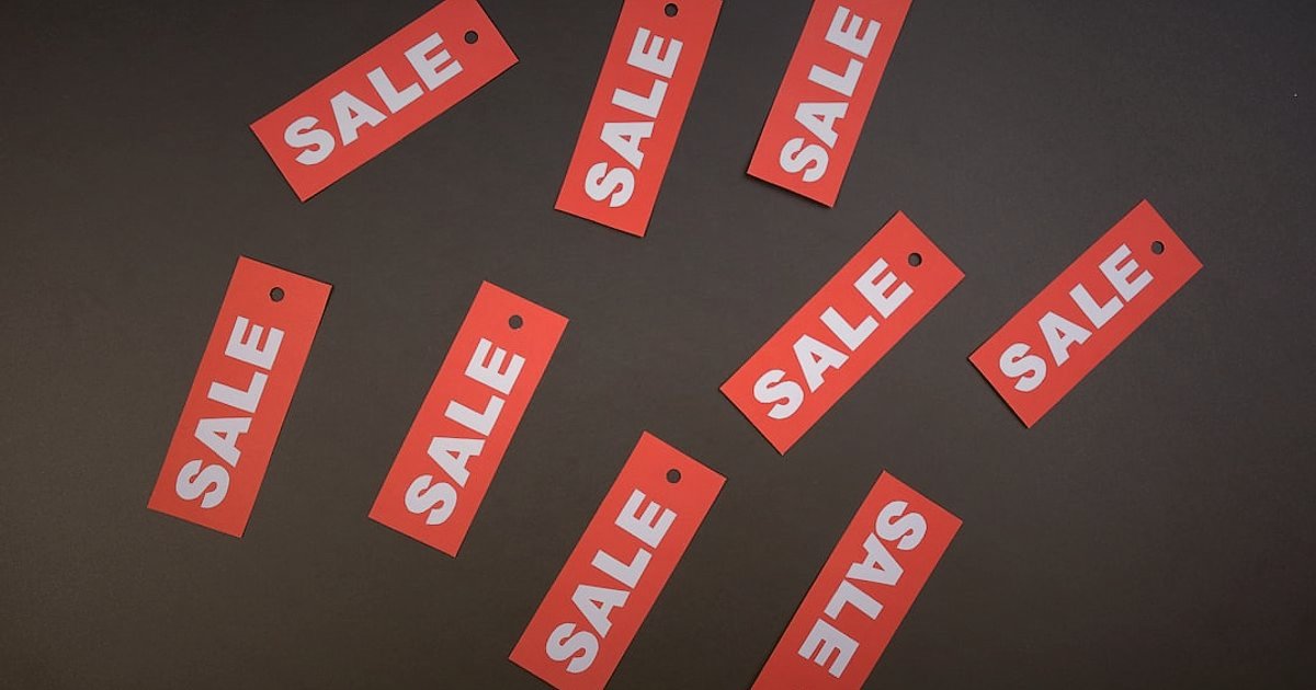 Çarşaf Satışında Başlangıç Hataları: 2026'da Karlı Bir E-Ticaret İçin Kritik İpuçları - overhead view of a price tag with a red down arrow surrounded by various bed linen products