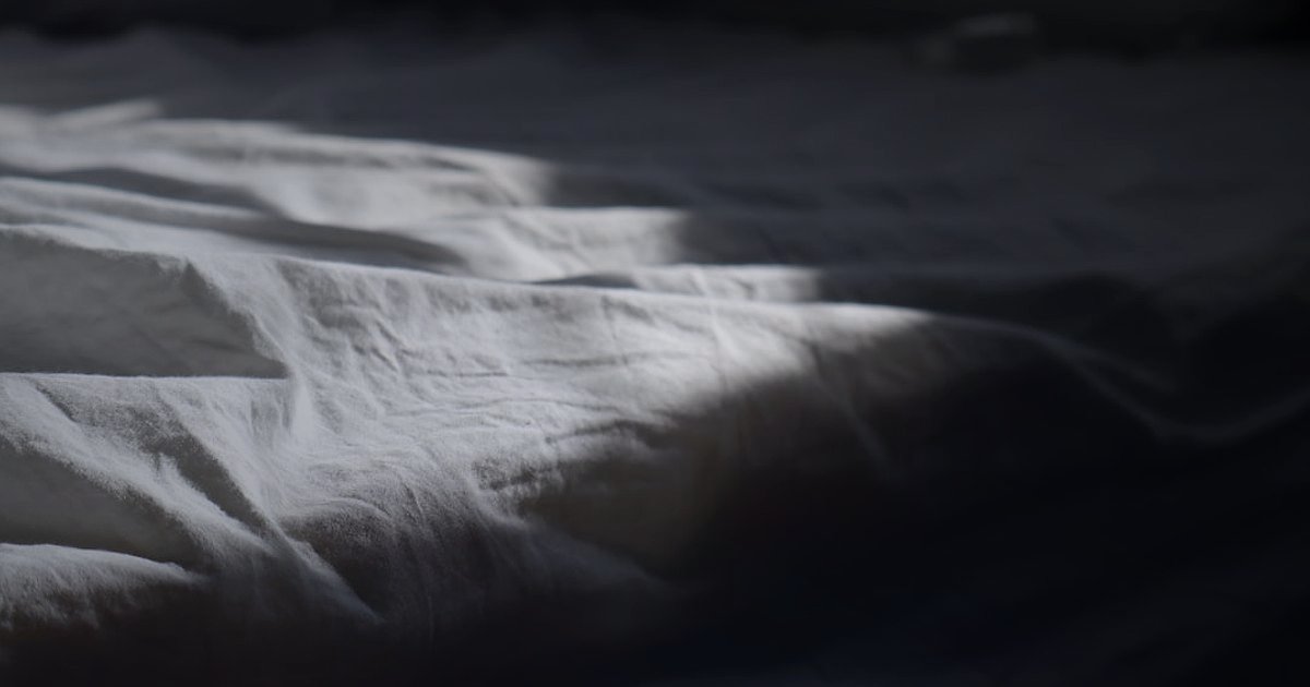 Çarşaf Satışında Başlangıç Hataları: 2026'da Karlı Bir E-Ticaret İçin Kritik İpuçları - dimly lit product image of a folded bed sheet with blurry background and no clear details