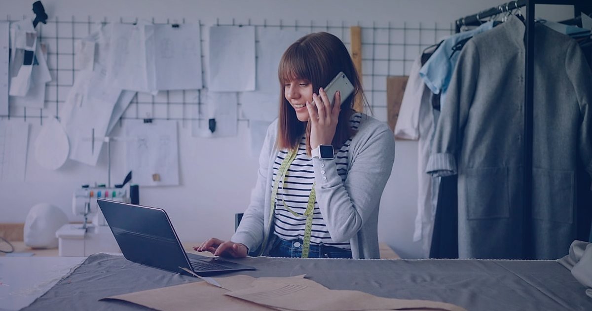 Çarşaf Satışında Başlangıç Hataları: 2026'da Karlı Bir E-Ticaret İçin Kritik İpuçları - frustrated customer service representative on the phone with a pile of returned packages in the background