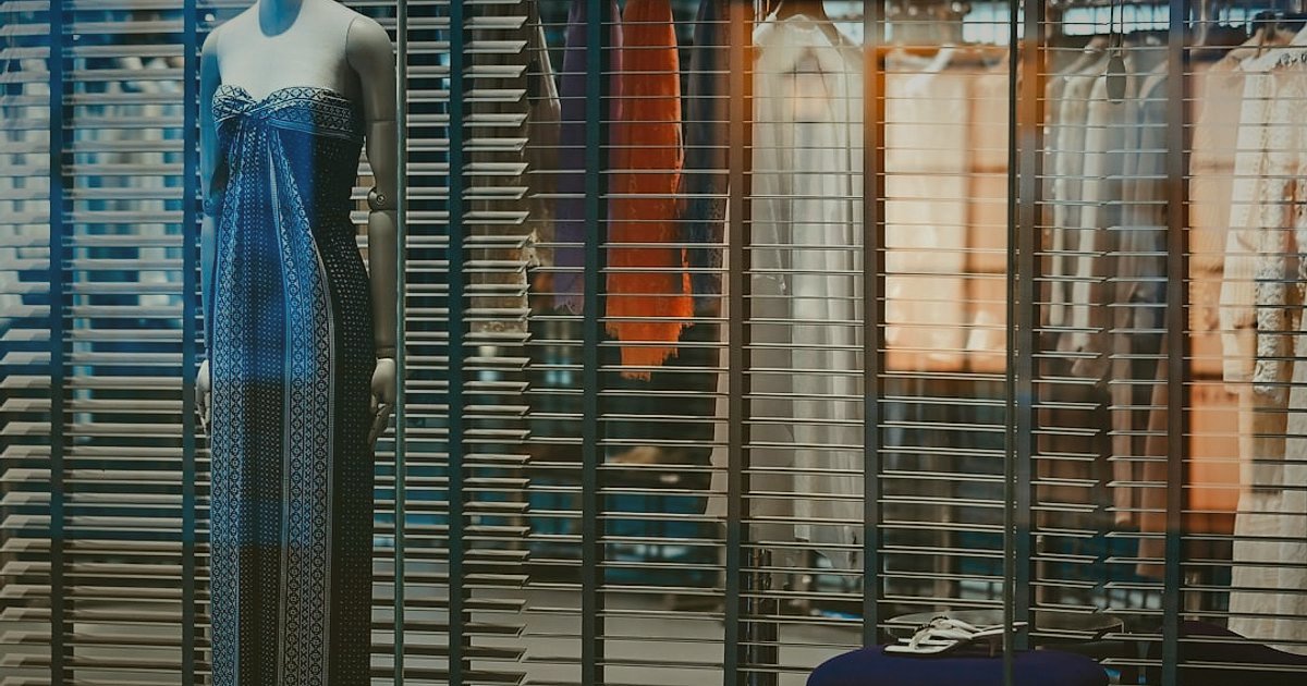 Ceket & Yelek Satışında İlk Adım Hataları (2026): Yeni Başlayanlar İçin Kılavuz - woman browsing mannequin racks fashion boutique