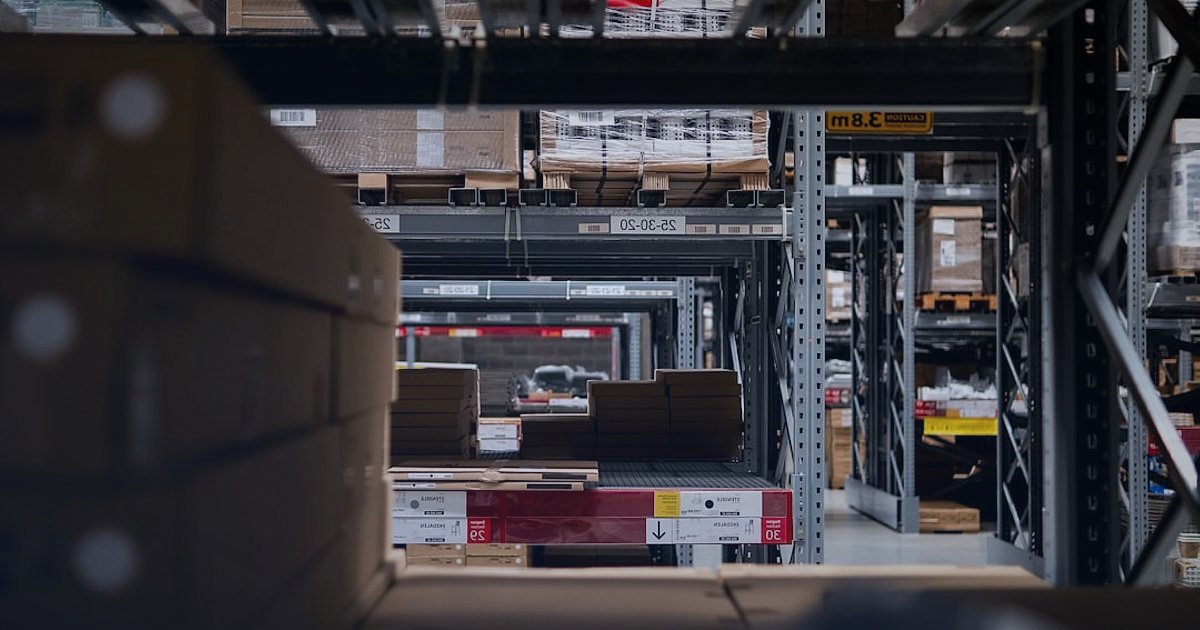 Ceket & Yelek Satışında İlk Adım Hataları (2026): Yeni Başlayanlar İçin Kılavuz - person overwhelmed by stacks of clothing boxes warehouse