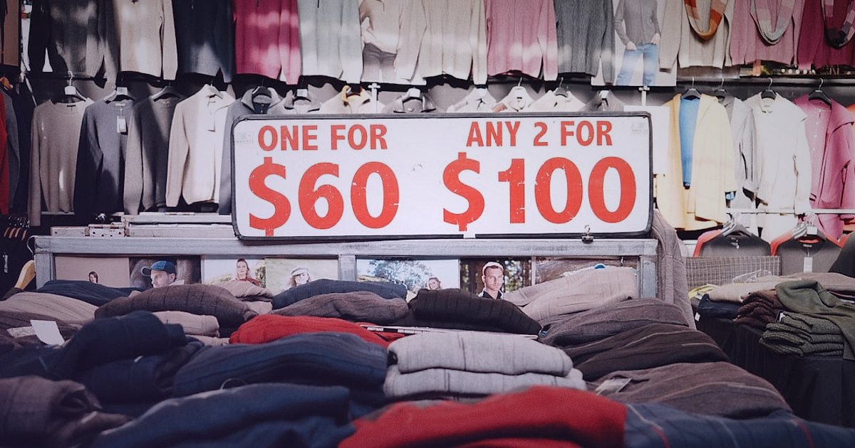 Ceket & Yelek Satışında İlk Adım Hataları (2026): Yeni Başlayanlar İçin Kılavuz - overhead view of scattered clothing price tags market