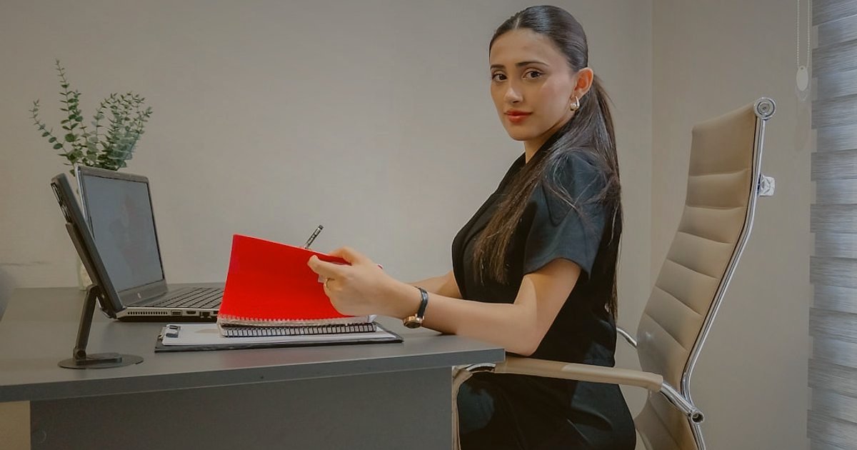 Ceket & Yelek Satışında İlk Adım Hataları (2026): Yeni Başlayanlar İçin Kılavuz - lawyer reviewing documents desk office