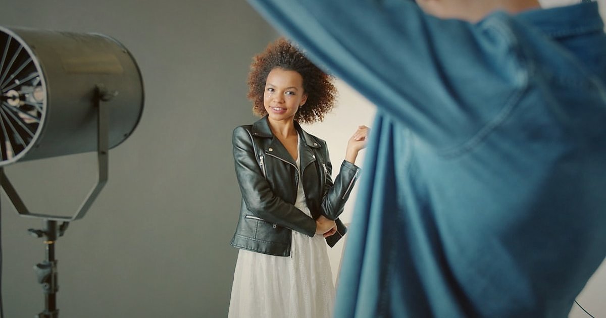 Ceket & Yelek Satışında Stok Tükenmez: 2026 Tedarik Zinciri Sırları - mannequin wearing stylish leather jacket studio shot