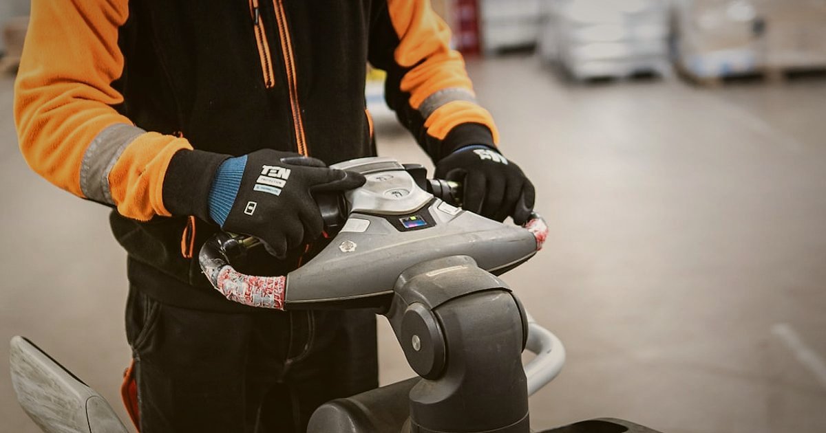 Ceket & Yelek Satışında Stok Tükenmez: 2026 Tedarik Zinciri Sırları - warehouse worker scanning barcode on jacket sleeve