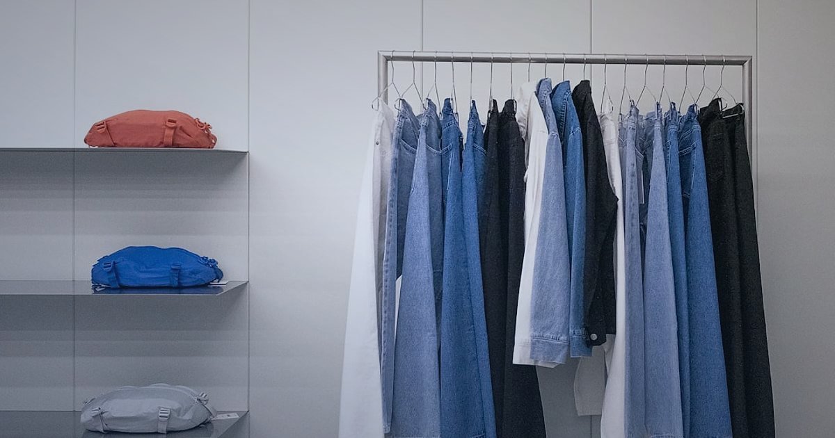 Ceket & Yelek Satışında Stok Tükenmez: 2026 Tedarik Zinciri Sırları - empty shelf in a clothing store display