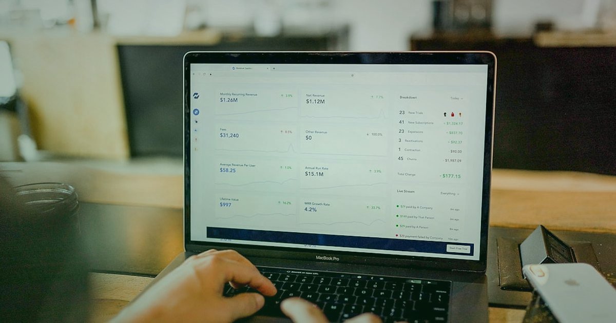 Ceket & Yelek Satışında Stok Tükenmez: 2026 Tedarik Zinciri Sırları - computer screen showing inventory management software interface