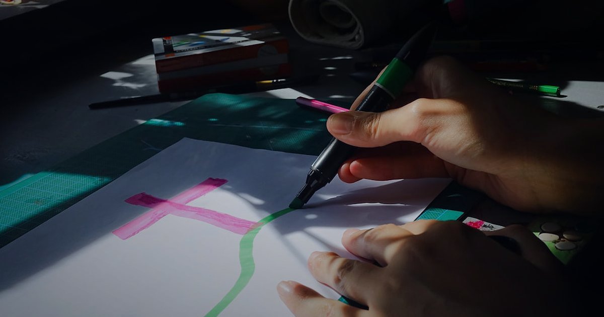 Ceket & Yelek Satışında Stok Tükenmez: 2026 Tedarik Zinciri Sırları - fashion designer sketching jacket designs on a table