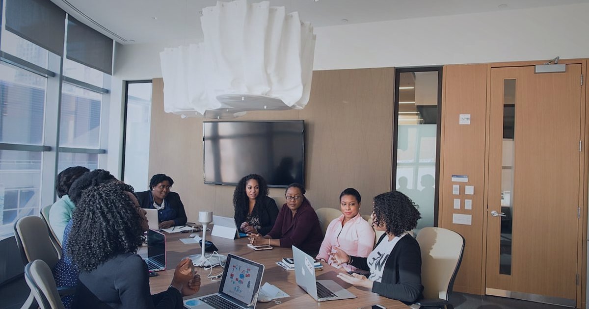 Ceket & Yelek Satışında Stok Tükenmez: 2026 Tedarik Zinciri Sırları - diverse group of people collaborating in a modern office meeting room