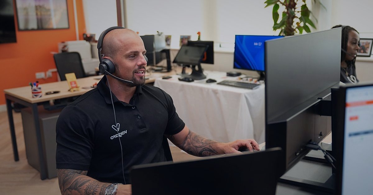 Çiçeksepeti Satıcı Paneli Kullanım Kılavuzu 2026: Yeteneklerinizi Keşfedin! - customer support agent talking on the phone