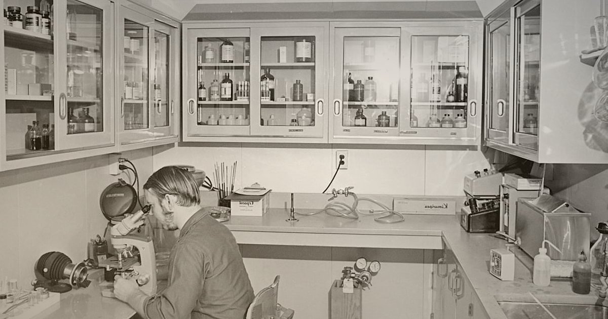 Cilt Bakımında Güvenilir Yüz Kremi Tedarikçisi Bulma ve Doğrulama 2026 - woman carefully examining small glass cosmetic bottles on a clean white laboratory bench