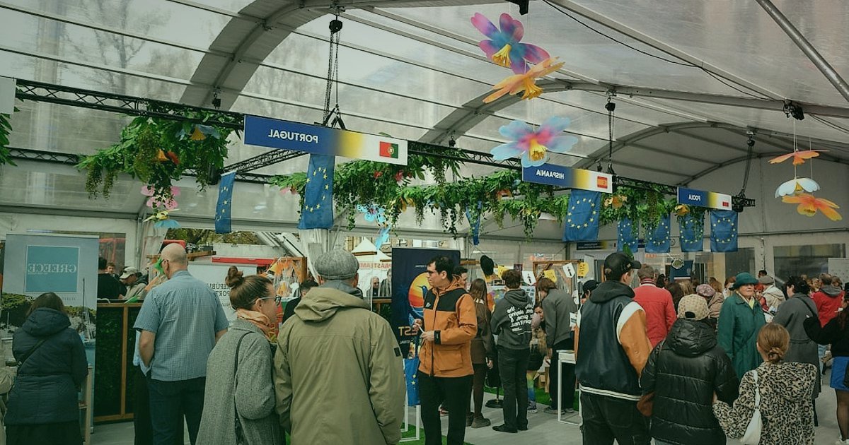 Cilt Bakımında Güvenilir Yüz Kremi Tedarikçisi Bulma ve Doğrulama 2026 - diverse group of people browsing exhibition booths at a beauty and cosmetics trade show