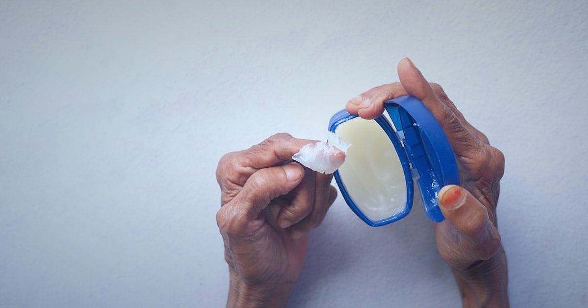 Cilt Bakımında Güvenilir Yüz Kremi Tedarikçisi Bulma ve Doğrulama 2026 - close-up of a hand applying a small amount of white cream from a tester jar onto an arm