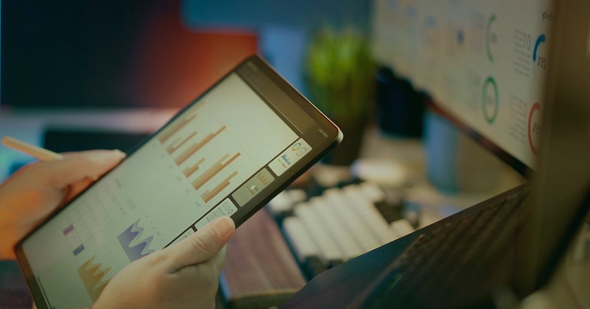 Cilt Bakımında Güvenilir Yüz Kremi Tedarikçisi Bulma ve Doğrulama 2026 - person looking at a tablet displaying a company's financial report and customer reviews