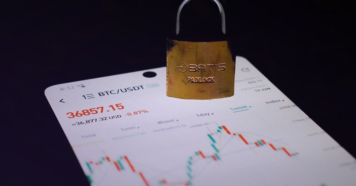 Cilt Bakımında Güvenilir Yüz Kremi Tedarikçisi Bulma ve Doğrulama 2026 - digital contract document on a screen with a secure lock icon overlay
