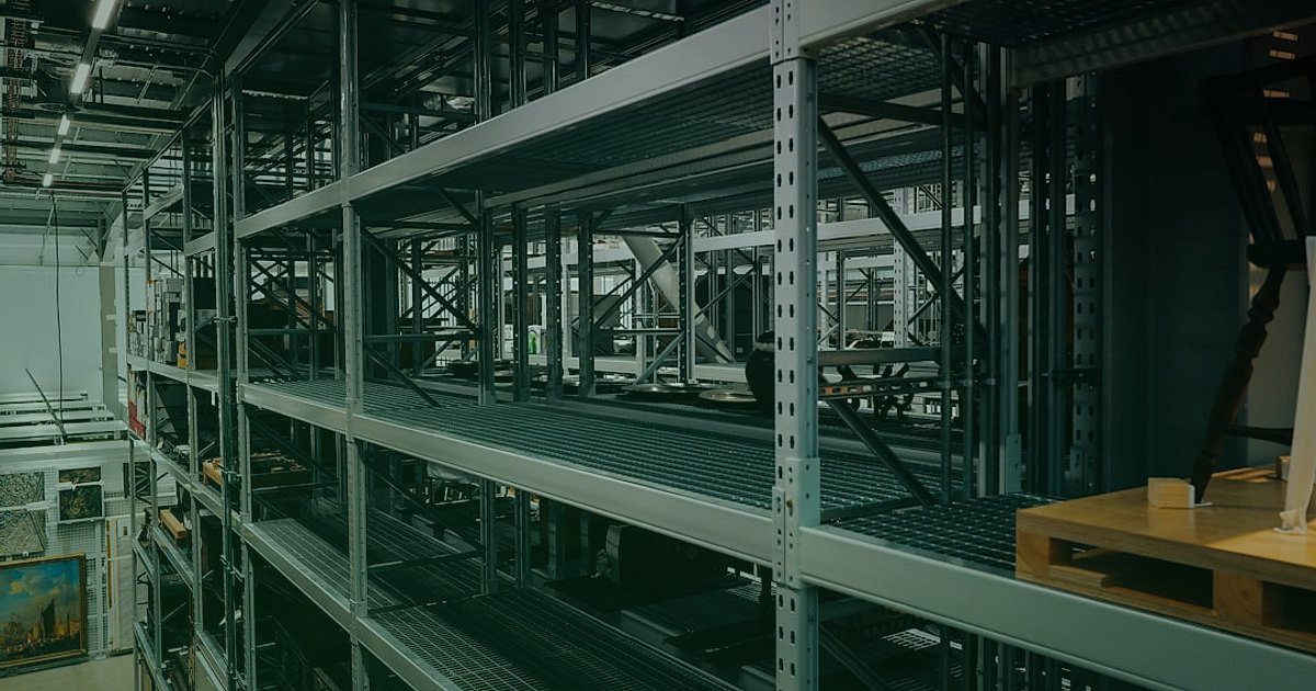 Çim Biçme Makinesi Satışında Yeni Başlayanların 5 Kritik Hatası (2026) - warehouse shelves filled with boxed lawnmowers neatly stacked