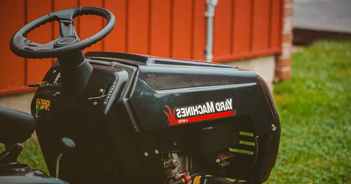 Çim Biçme Makinesi Satışında Yeni Başlayanların 5 Kritik Hatası (2026) - high-quality product photos of a lawnmower from multiple angles