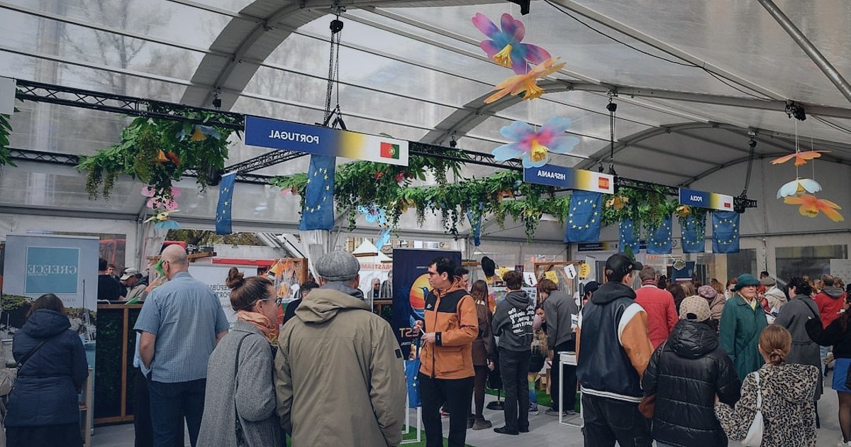 Çocuk Ayakkabısı Tedarikçisi Bulma ve Doğrulama Rehberi 2026 - diverse group of people browsing trade show booths